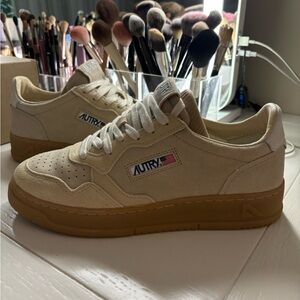 Autry Medalist Lpw Sneakers in Off-White and Beige Suede Size 39
